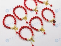 4月25日，在家做兼職的正規(guī)平臺，與家人一起做的靈活就業(yè)掙錢的副業(yè)，在手工之家產(chǎn)品為什么選擇多，圖為勵志珠珠繡串珠手工產(chǎn)品剪影