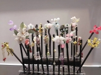 6月21日，手工活拿回家做在哪里找，靈活就業(yè)創(chuàng)業(yè)，開飾品加工廠，選擇手工之家，這個手工項目自由靈活，圖為勵志珠珠繡串珠手工產(chǎn)品剪影