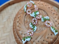 9月11日，手工活外發(fā)加工可靠嗎？靈活就業(yè)好手工，開飾品加工廠，手工之家的產(chǎn)品優(yōu)勢，圖為飾品類串珠純手工產(chǎn)品剪影