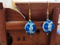 9月20日，手工活接單正規(guī)平臺(tái)，拿回家做的手工項(xiàng)目，開飾品加工廠，在手工之家，加工人員如何銷售產(chǎn)品掙錢，圖為飾品類串珠純手工產(chǎn)品剪影