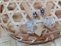 9月26日，手工活外發(fā)加工網(wǎng)，在家做串珠手工掙錢，開飾品加工廠，在手工之家，加工人員這樣做收入更好，圖為飾品類串珠純手工產(chǎn)品剪影