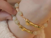 7月24日，手工活外發(fā)加工正規(guī)的廠家，開飾品加工廠，靈活就業(yè)項目，與手工之家合作，靈活自由，但態(tài)度不能放松，圖為串珠純手工產(chǎn)品剪影
