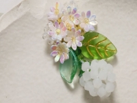 7月28日，在家能做的手工活兼職，正規(guī)可靠的手工副業(yè)，開飾品加工廠，手工廠家和手工項目是大家掙錢的保障，圖為串珠米珠繡手工產(chǎn)品剪影