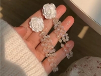 8月3日，手工活兼職可帶回家，手工靈活就業(yè)的好副業(yè)，開飾品加工廠，在手工之家，用手工收入詮釋對(duì)家庭和手工的愛與責(zé)任，圖為串珠米珠繡手工產(chǎn)品剪影