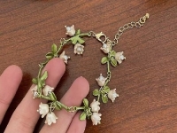 8月10日，手工活外發(fā)加工正規(guī)廠家直接發(fā)貨，手工靈活就業(yè)好選擇，開飾品加工廠，在手工之家,什么人收入更好？圖為飾品類串珠手工產(chǎn)品剪影