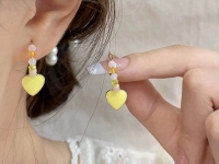 8月21日，在家兼職手工活，靈活就業(yè)創(chuàng)業(yè)手工副業(yè)，開飾品加工廠，在家做手工項(xiàng)目這些要求要達(dá)到，圖為串珠米珠繡手工產(chǎn)品剪影