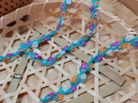9月4日，手工活兼職招聘信息，正規(guī)可靠的手工項(xiàng)目，開飾品加工廠，手工之家的良好發(fā)展在于不斷創(chuàng)新，圖為串珠米珠繡手工產(chǎn)品剪影