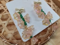 10月6日，手工活外發(fā)加工正規(guī)廠家直接發(fā)貨，開飾品加工廠，在家做的手工，在手工之家，手工發(fā)展有前景，圖為飾品類串珠純手工產(chǎn)品剪影