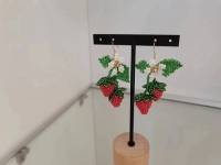 12月11日，在家兼職手工活，帶回家做的手工項(xiàng)目，開(kāi)飾品加工廠，與手工之家合作，串珠純手工帶來(lái)好收入，圖為串珠米珠繡手工產(chǎn)品剪影