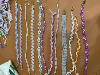 12月22日，家里干的手工活兼職，純手工加工項目，開飾品加工廠，與手工之家合作，不外出打工，居家就業(yè)創(chuàng)業(yè)也有好收入，圖為飾品類串珠純手工產(chǎn)品剪影