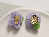12月27日，外發(fā)手工活正規(guī)平臺，適合的串珠手工項目，開飾品加工廠，手工之家的創(chuàng)新成果大家共享，圖為飾品類串珠純手工產(chǎn)品剪影