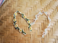 3月25日，靠譜手工兼職平臺，在家兼職正規(guī)的日結(jié)手工有沒有，開飾品加工廠，手工之家與合作人員合作共贏、相互成就，圖為串珠米珠繡手工產(chǎn)品剪影