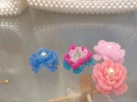 3月29日，兼職手工活可以帶回家做的，居家靈活就業(yè)好副業(yè)，開飾品加工廠，手工之家堅持用更多的純手工產(chǎn)品服務(wù)市場，圖為串珠米珠繡手工產(chǎn)品剪影