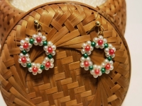 3月31日，附近有沒有兼職手工活，在家做的手工副業(yè)，開飾品加工廠，在手工之家，純手工項目很好做，圖為飾品類串珠手工產(chǎn)品剪影