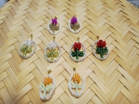 4月1日，外發(fā)加工接單平臺，靈活就業(yè)好手工項目，開飾品加工廠，在手工之家，怎么合作，大家說了算，圖為串珠米珠繡手工產(chǎn)品剪影