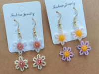 4月6日，手工活接單正規(guī)平臺(tái)，可靠的串珠手工，開飾品加工廠，在手工之家，時(shí)間越長(zhǎng)、合作越穩(wěn)、收入越好，圖為串珠米珠繡手工產(chǎn)品剪影