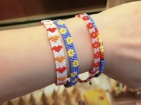 4月18日，寶媽手工活兼職，正規(guī)手工接單平臺(tái)，開飾品加工廠，在手工之家，平等成就雙方，圖為飾品類串珠純手工產(chǎn)品剪影