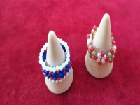 4月30日，手工活從哪里找廠家，可靠的串珠手工項(xiàng)目，靈活就業(yè)好手工，在手工之家，產(chǎn)品始終是發(fā)展的重點(diǎn)之一，圖為飾品類串珠純手工產(chǎn)品剪影