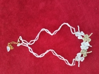 5月2日，在家能掙錢的正規(guī)手工，靈活就業(yè)串珠手工項(xiàng)目，開(kāi)飾品加工廠，在手工之家，合作要先看自己的實(shí)際情況，圖為飾品類串珠純手工產(chǎn)品剪影