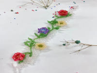 9月14日，兼職手工活可以帶回家做的，做手工傳承官，居家手工項(xiàng)目，在手工之家，純手工適合大家靈活就業(yè)創(chuàng)業(yè)，圖為串珠米珠繡純手工產(chǎn)品剪影