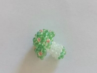12月30日，手工活外發(fā)加工正規(guī)廠家直接發(fā)貨，微創(chuàng)業(yè)做手工傳承官，在家做的手工創(chuàng)業(yè)項(xiàng)目，手工之家的純手工事業(yè)有根基，圖為串珠米珠繡純手工產(chǎn)品剪影