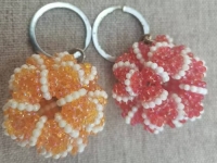 1月13日，拿回家做的手工活，在家掙錢的副業(yè)創(chuàng)業(yè)，小本創(chuàng)業(yè)做手工傳承官，手工之家的合作方式和業(yè)務(wù)選擇多，圖為串珠米珠繡手工產(chǎn)品剪影