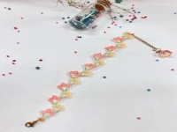 3月12日，手工接單正規(guī)平臺，可靠的純手工創(chuàng)業(yè)項目，小成本創(chuàng)業(yè)開手工加工廠、做手工傳承官，手工之家的純手工是自由靈活的，圖為串珠米珠繡純手工產(chǎn)品剪影