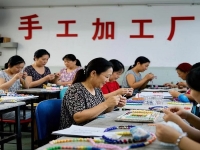 把手工領(lǐng)回家做，純手工加工廠允不允許，就看簽訂的正規(guī)合同怎么說？