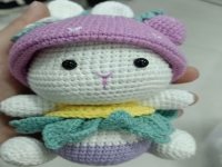 11月23日，手工兼職可帶回家，拿回家的手工創(chuàng)業(yè)項目，小成本創(chuàng)業(yè)開手工工作室，與手工之家合作放心，踏實在家掙錢，圖為鉤織純手工產(chǎn)品剪影