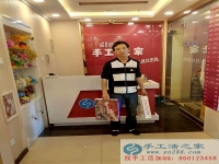 河南安陽(yáng)打工族洪先生來(lái)手工活之家找正規(guī)的手工活兼職讓媳婦在家做手工活