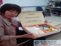 自由職業(yè)手工活兼職，河北保定李女士業(yè)余時間做手工活串珠繡掙錢