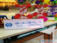錢不好掙生活壓力大，廣西桂林鄧女士在家做手工活補貼家用