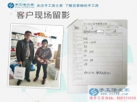 福建南安一“紅娘”來合作手工活啦！既做媒婆又當(dāng)繡娘