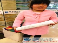武安老客戶袁亞云冒雨來交貨，手工活之家成就一個平凡女人的不凡人生