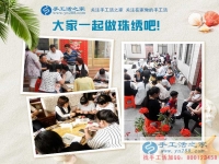 在家賺錢的方法之：街坊鄰居聚在一起做手工活，歡歡喜喜把錢掙！