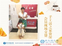 帶著孩子來交貨，恭喜石家莊牛女士的珠繡作品被驗收合格！