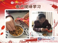 霜降過后天氣轉(zhuǎn)涼，黑龍江北安市滿女士在家做手工活賺錢不用外出受凍