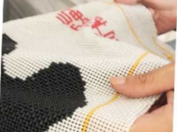 彌補(bǔ)生意不賺錢的狀況 開店之余做串珠手工來(lái)賺錢，附近拿回家做的手工活，就是正規(guī)的手工活外發(fā)