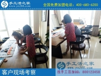 邊帶孫子邊做手工活賺錢，甘肅蘭州市騰老太的幸福晚年生活
