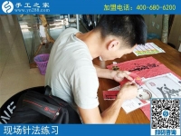 安徽六安“巧手小伙”來公司現(xiàn)場學(xué)珠繡針法，男人一樣可以做好手工活！