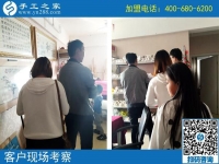 10月13日，想做珠繡串珠手工活外發(fā)加工項(xiàng)目掙錢(qián)，對(duì)加工人員有什么要求？手工之家接待考察加工客戶剪影