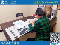 “手工活手工活，這里有你想要的正規(guī)手工活！”河南焦作趙大姐宣傳說(shuō)