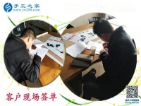 在家串珠手工活，讓河北衡水深州市高先生業(yè)余又多了一份收入