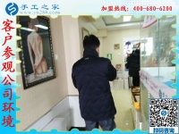 1月12日，可以在家做的手工活，正規(guī)可靠的外發(fā)手工活就是珠繡免押金手工活，手工之家接待考察加工客戶剪影