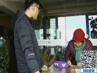快過年了，娘兒倆來手工之家考察，母親不斷地欣賞珠繡畫