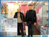 湖南一50歲殘疾老人拄著雙拐，2000多里路程來到手工之家為哪般？