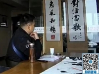 小伙子對雅薇麗繡很感興趣，與接待老師交談甚歡