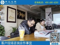 找個(gè)在家掙錢(qián)的手工活，山東濟(jì)寧丁先生陪妻子來(lái)到手工之家