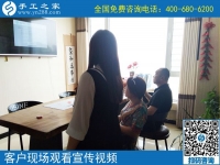 6月14日，拿回家做的手工活，大家都喜歡、都想做。手工之家接待考察加工客戶剪影