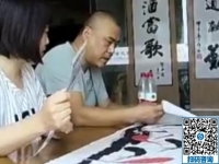 供料手工活，讓前來考察的夫婦仔細認真與接待老師探討合作事宜
